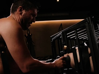 BighandsFF Takes Full Advantage Of Axel Abysses Caged Hole